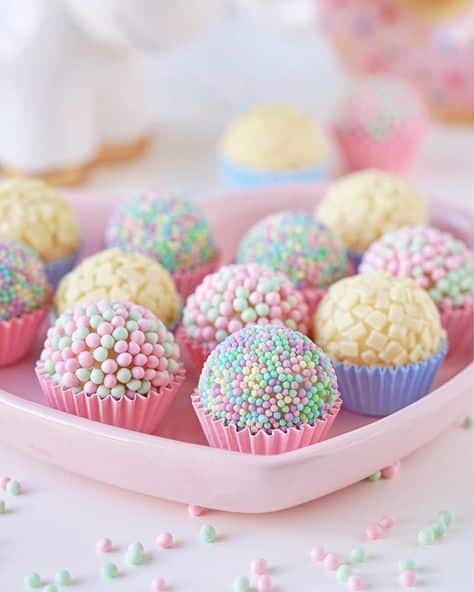 Sur Pinterest Feliz doce dia do confeiteiro #brigadeiro #unicornio #unicorn | Accro-Jeux