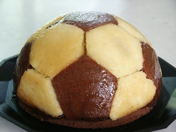 Sur Pinterest Gâteau ballon de foot : comment faire un gâteau en forme de ballon de | Accro-Jeux