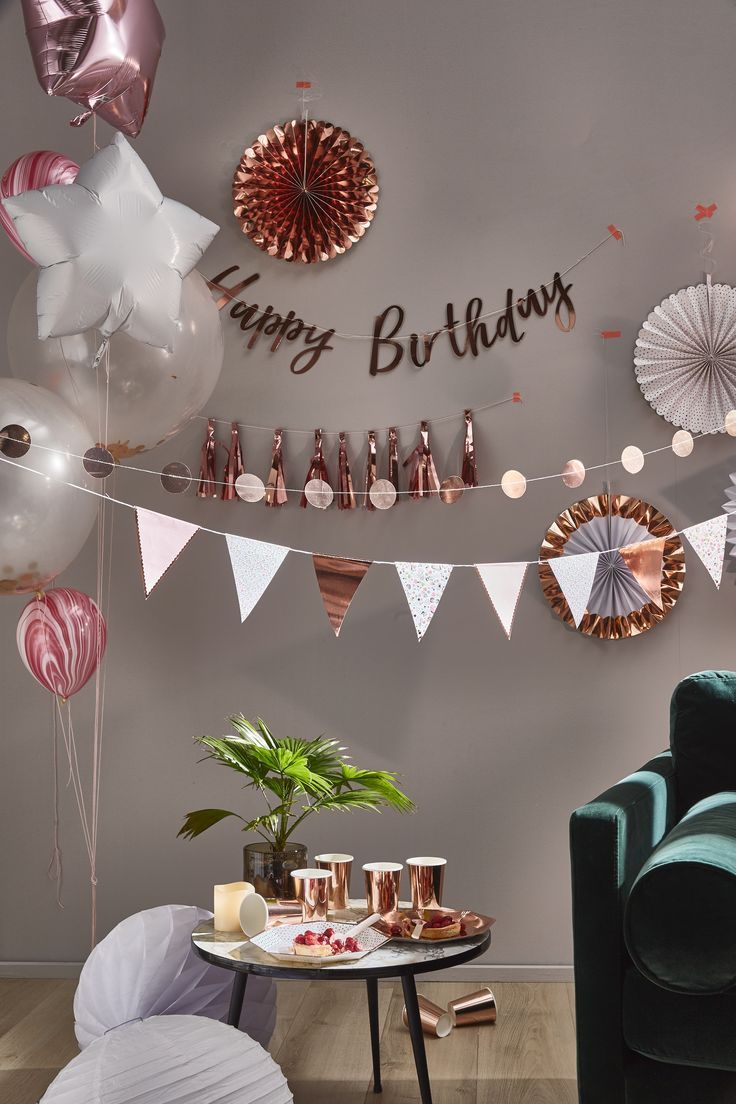 Sur Pinterest So many fun party details going on here! Balloons, garlands, honey | Accro-Jeux
