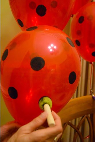 Sur Pinterest ladybug balloons; paint black dots on red balloons; baby shower decor; | Accro-Jeux