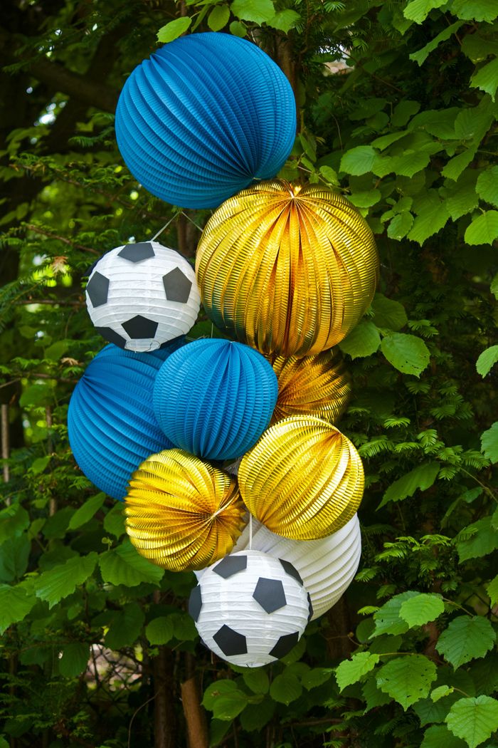 Sur Pinterest Anniversaire foot avec un décor de lampions en papier pour une fête | Accro-Jeux