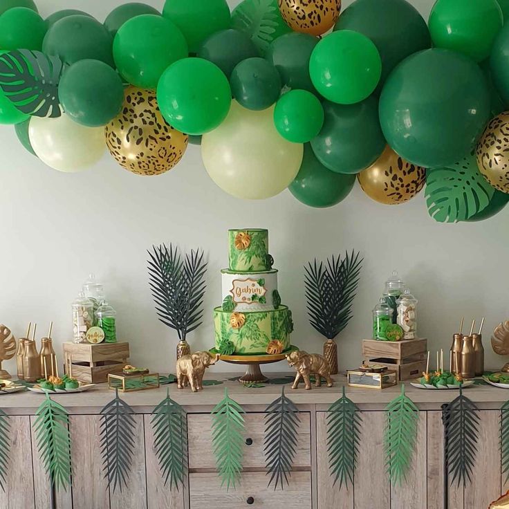 Sur Pinterest Buffet de sweet table premier anniversaire de Gabin avec une arche de | Accro-Jeux