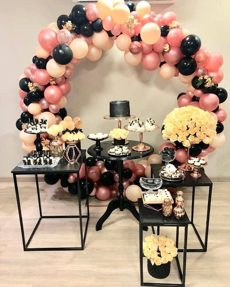 Sur Pinterest A imagem pode conter: 1 pessoa, mesa | Accro-Jeux