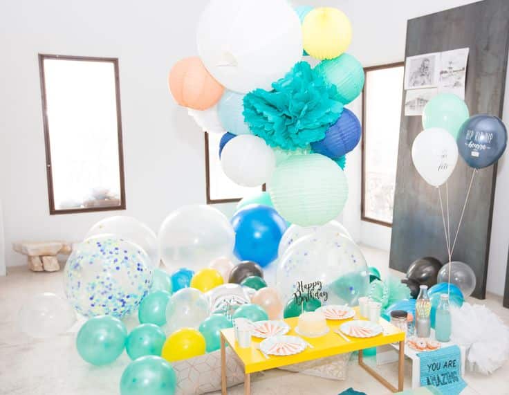 Sur Pinterest anniversaire bleu menthe et coloré avec ballons, pompons, boule | Accro-Jeux