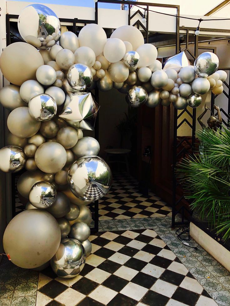 Sur Pinterest Golden garland of latex balloons, mylar balloons and geometric | Accro-Jeux