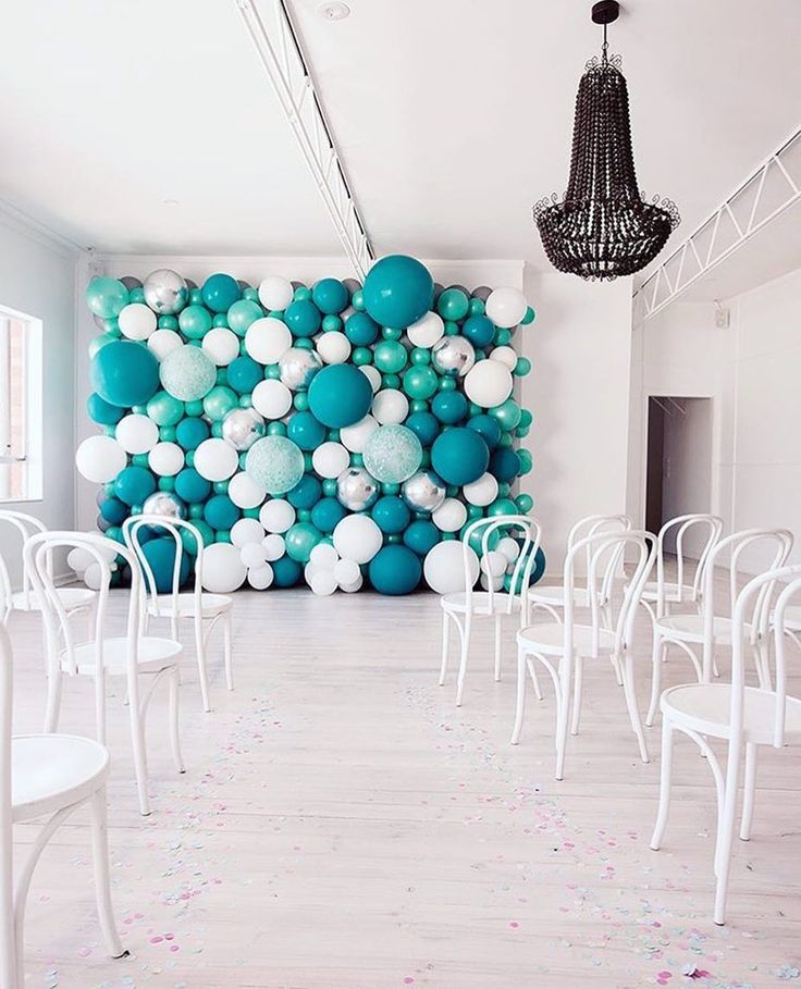 Sur Pinterest Aqua/blue/white balloon backdrop // Décor de ballons bleus, turquoise | Accro-Jeux