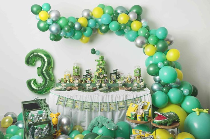 Sur Pinterest Anniversaire Thème Jungle avec une décoration organique Safari Vert / | Accro-Jeux