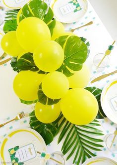 Sur Pinterest DIY Balloon & Fronds Tropical Party Centerpiece | Accro-Jeux